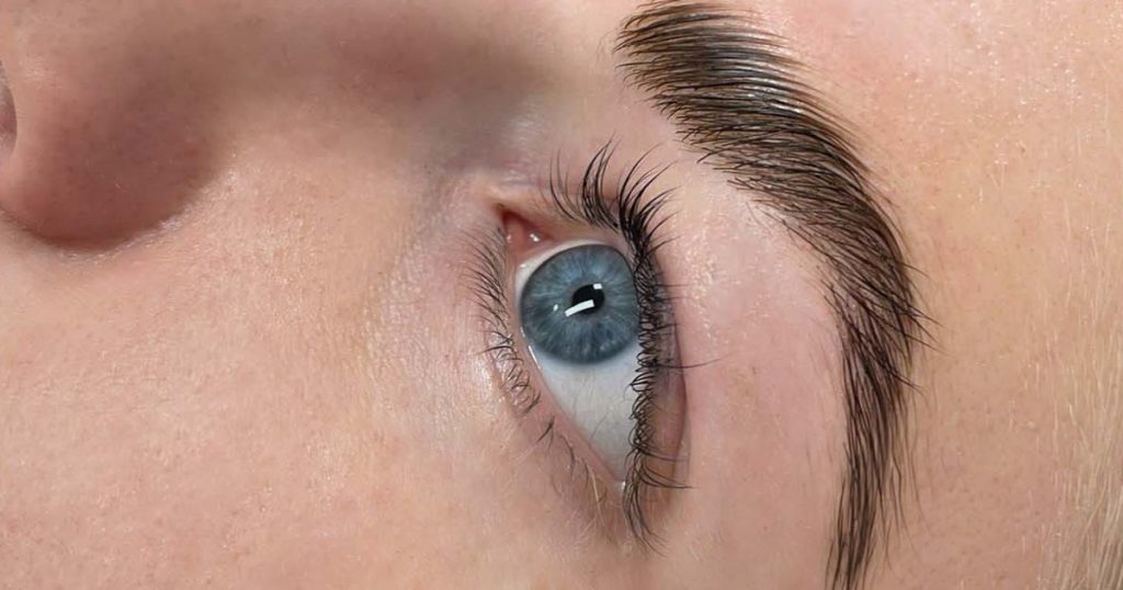 Natürlich geschwungene Wimpern für einen glamourösen Look in der lounge